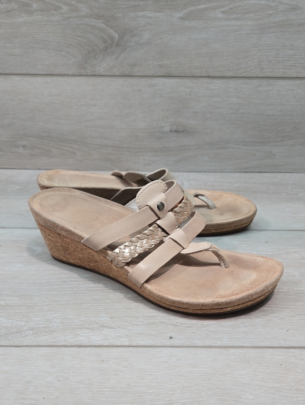 Ugg Australia Women’s Wedge Thong Leather Sandals in Nude Shoes Sz 6